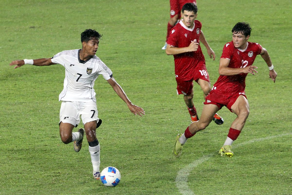 timnas Tajikistan, Timnas U-17 Indonesia, Piala Kemerdekaan, piala kemerdekaan 2025, Tajikistan U-17, Kehilangan Kemenangan, Timnas U-17 Indonesia Dibuat Frustasi oleh Gol Telat Tajikistan, Pertandingan Dimulai dengan Tekanan Tajikistan, Gol Mochammad Mierza dan Imbang Menjelang Babak Pertama Berakhir, Fadly Alberto Membawa Indonesia Unggul di Babak Kedua, Gol Telat Menyelamatkan Tajikistan, Pelatih Nova Arianto Menilai Positif Laga Ini, Susunan Pemain Timnas U-17 Indonesia vs Tijikistan Piala Kemerdekaan 2025