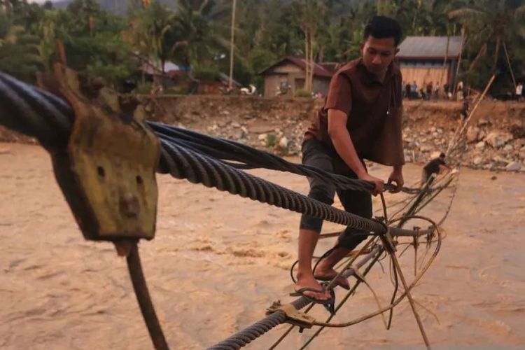 banjir aceh, Berita Foto, jembatan putus akibat banjir, jembatan putus Aceh, banjir nagan raya, BERITA FOTO: 7 Jembatan Rusak Dihantam Banjir,  Warga Nagan Raya Aceh Sebrangi Sungai Pakai Jembatan Darurat
