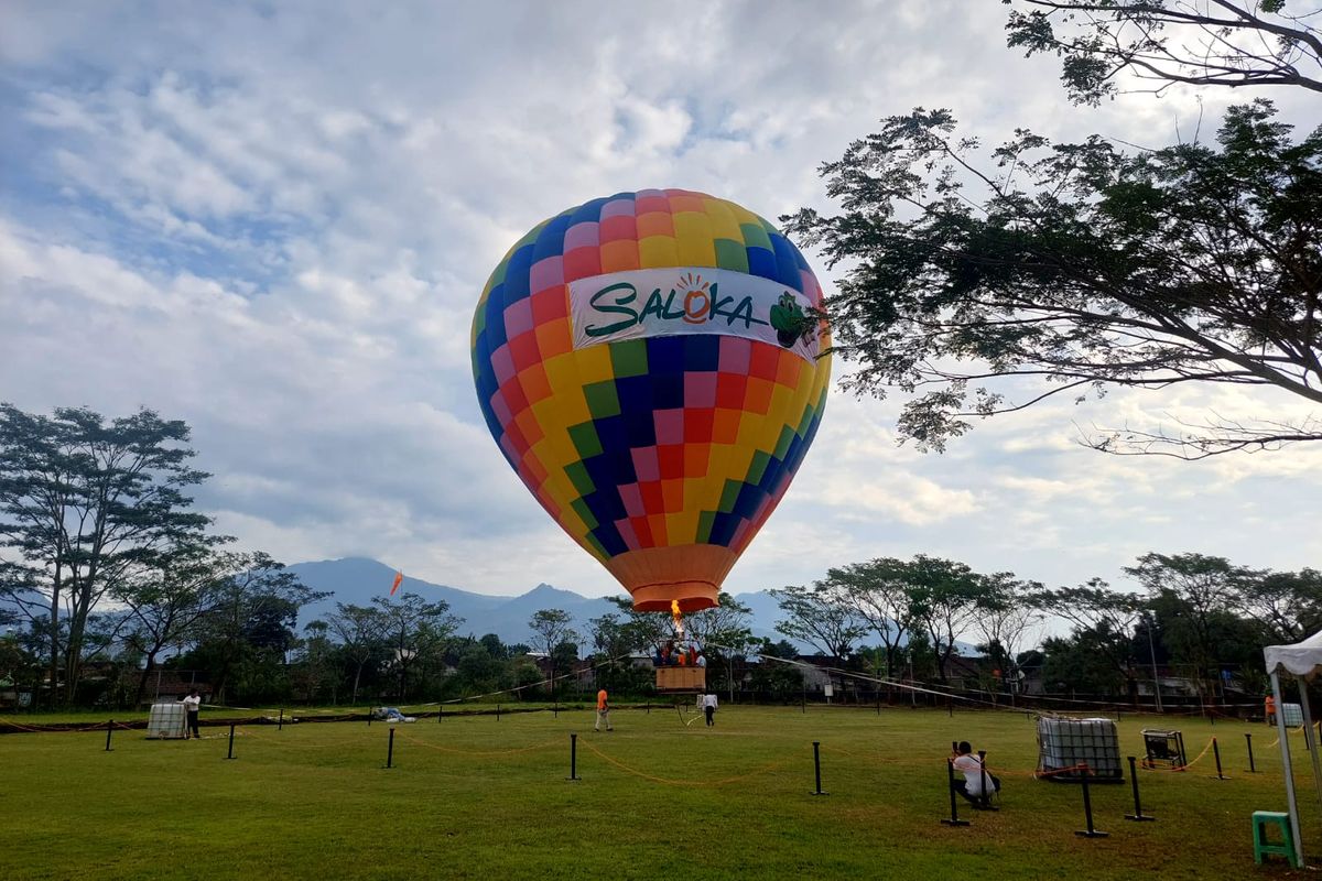 Saloka Fest 2025, Saloka Theme Park, Saloka Fest, Balon Udara, balon udara, saloka theme park, saloka fest 2025, saloka fest, Saloka Fest 2025 Dimulai, Pengunjung Bisa Naik Balon Udara yang Terbang 50 Meter