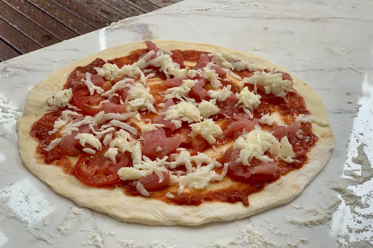 cara membuat pizza rumahan, cara membuat pizza oven, cara membuat pizza ala hotel, bahan apa saja yang dibutuhkan untuk membuat pizza, tips membuat pizza ala chef, 6 Cara Bikin Pizza di Rumah ala Chef Hotel Bintang Lima, Ini Tipsnya, 1. Campur bahan pizza hingga kalis, 2. Istirahatkan adonan pizza selama tiga jam, 3. Adonan pizza bisa disimpan tiga hari, 4. Jangan pakai saus tomat terlalu banyak, 6. Panggang pizza di suhu tinggi