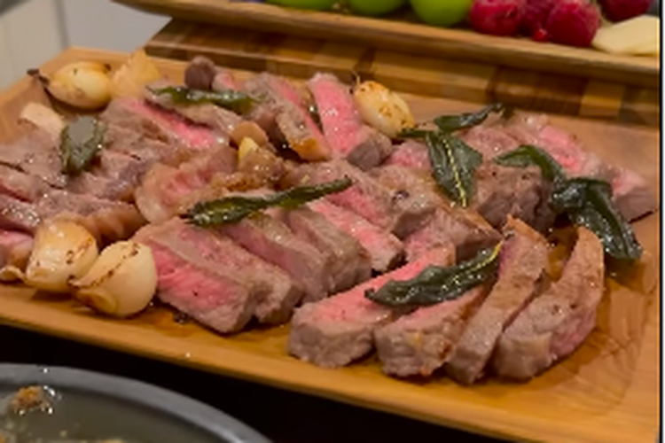 ariel tatum masak, didiet maulana instagram, ariel tatum masak steak, bolu ketan cream cheese, pasta bone marrow, beef steak medium, Tetap Cantik dan Elegan, Intip Gaya Ariel Tatum Masak Steak & Pasta