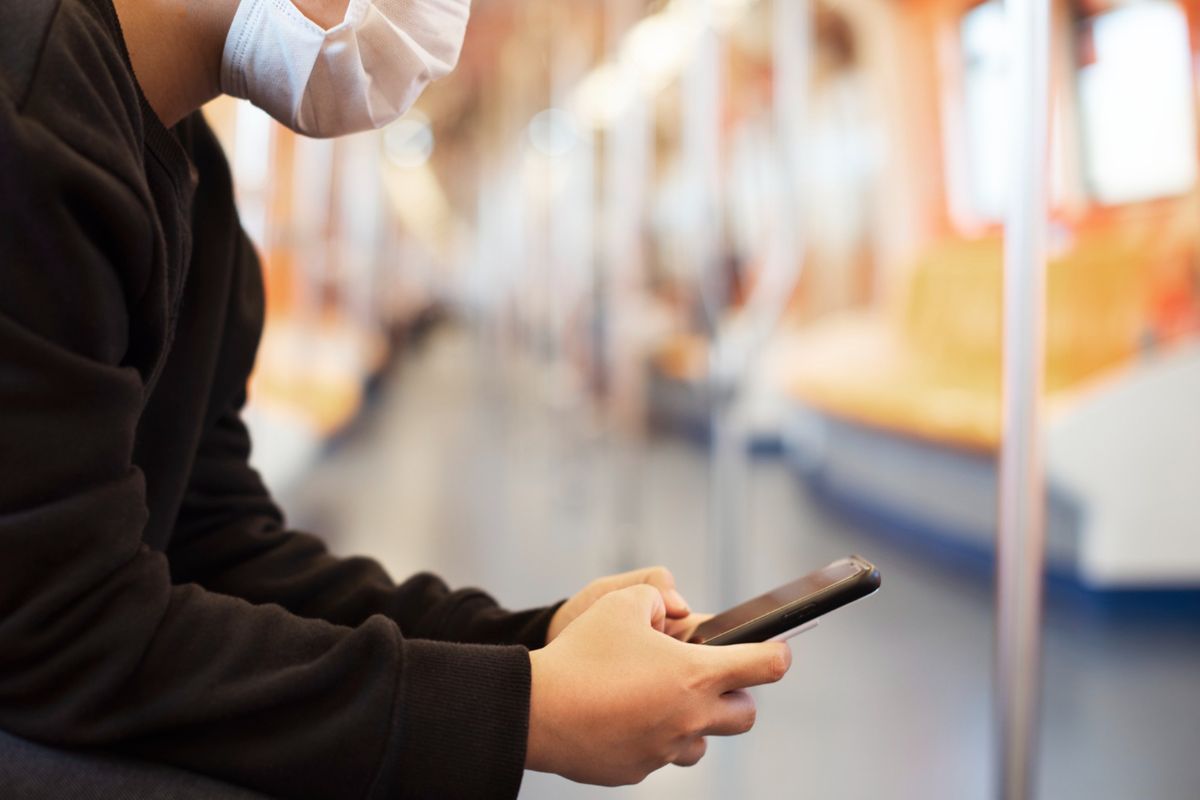 Handphone, traveling, Traveling, handphone, tips aman traveling, 5 Tips Bawa Smartphone dengan Aman Saat Traveling, Pakai layanan VPN, Selalu aktifkan fitur "Find My Device", Pakai tali gantungan HP (lanyard), Jangan scan QR code sembarangan, Pakai e-SIM