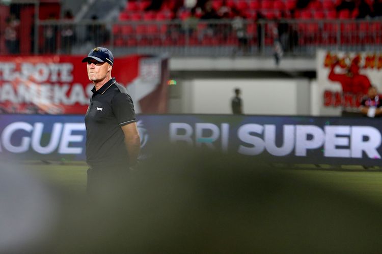 Persis, FIFA, Irlandia, Peter de Roo, Super League 2025-2026, Pelatih Peter de Roo Bicara Soal Skorsing Fuad Sule dari Eropa