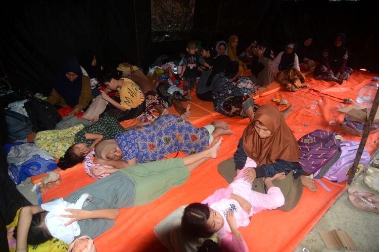 BERITA FOTO: Kerusakan akibat Tanah Bergerak di Tegal, Awal mula pergerakan tanah, Trauma warga, Tinggal di tenda pengungsian, Bangunan roboh, Status tanggap darurat, Rencana lokasi 