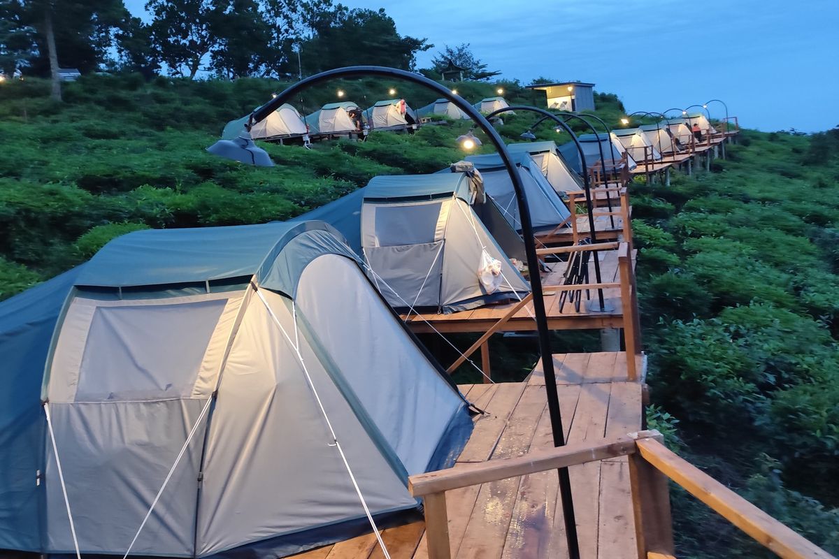 glamping, Vanessa Amanda, Niky Putra, 6 Tips Hiking dan Glamping untuk Pemula agar Liburan Makin Seru, 1. Lakukan riset cuaca sebelum berangkat, 2. Gunakan pakaian yang sesuai kondisi alam, 3. Pilih sepatu yang nyaman dan aman, 4. Tetap perhatikan penampilan saat beraktivitas, 5. Bawa barang secukupnya dan tidak berlebihan, 6. Sesuaikan perlengkapan dengan medan