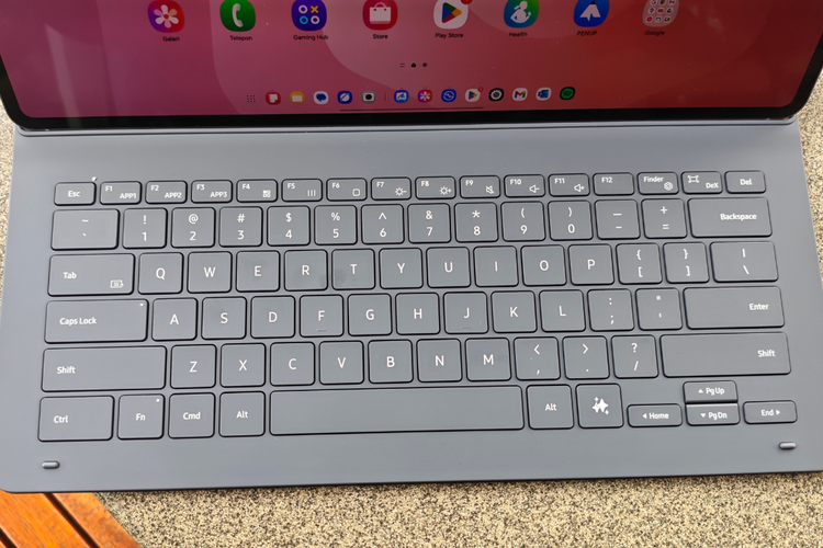 Samsung, hands on, unboxing, Samsung Galaxy Tab S11 Ultra, Menjajal Samsung Galaxy Tab S11 Ultra, Tablet Tipis dengan Layar Laptop Gaming, Kotak kemasan dan aksesori, Bodi tablet tipis dan ringan, Layar besar seperti laptop, Kamera jernih, support ultrawide, Fitur Galaxy AI bantu produktivitas, Stylus S Pen super ringan, Book cover keyboard bikin "aman"