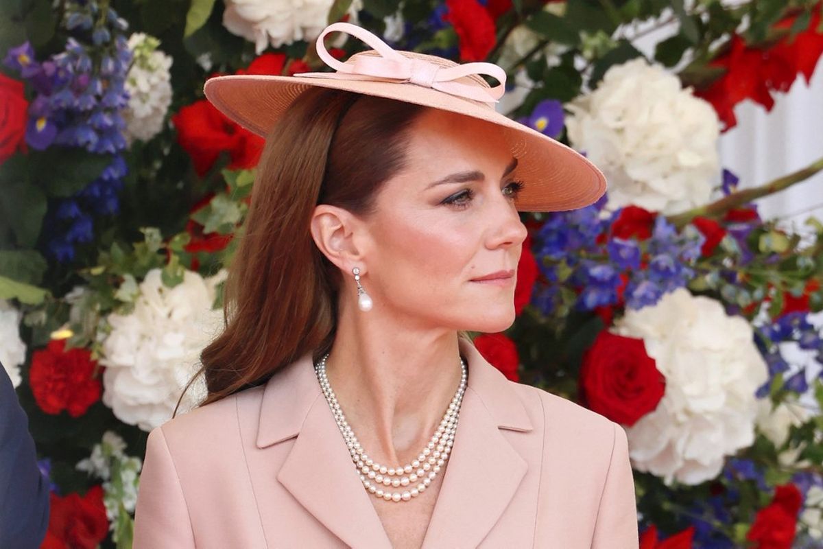 Putri Wales, Kate Middleton, Pangeran William, Emmanuel Macron, Dior, pangeran WILLIAM, kate middleton, Presiden Perancis, emmanuel macron, gaya kate middleton, baju kate middleton, Gaya Kate Middleton Pakai Outfit Dior Saat Sambut Presiden Emmanuel Macron