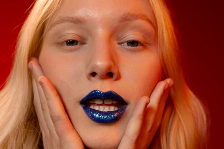 fantasy lip art, makeup bibir, tren kecantikan, Fantasy Lip Art Jadi Tren 2026, Lipstik Warna Berani Makin Populer, Tren makeup bergeser dari natural ke ekspresif, Dipengaruhi nostalgia dan tren maksimalis, Tampil di runway hingga panggung hiburan, Banyak orang makin berani bereksperimen dengan makeup, Cara mencoba tren fantasy lip art
