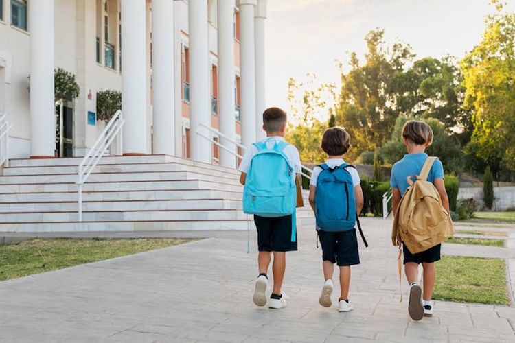 penyebab anak nggak mau sekolah, anak tidak mau sekolah, pentingnya bangun pagi lebih awal, pentingnya bonding dengan anak, cara agar anak mau sekolah, cara agar anak semangat sekolah, Apakah boleh memarahi anak saat bangun tidur, Waktu apa saja tidak boleh memarahi anak, akibat anak selalu di bentak, Hindari Drama Pagi Hari, Ini Cara agar Anak Berangkat Sekolah dengan Bahagia