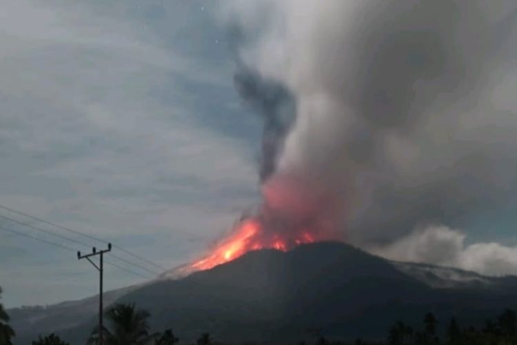 Gunung Lewotobi, Bandara I Gusti Ngurah Rai, Gunung Lewotobi meletus, Gunung Lewotobi Meletus Juli 2025, Operasional Bandara di Bali Normal