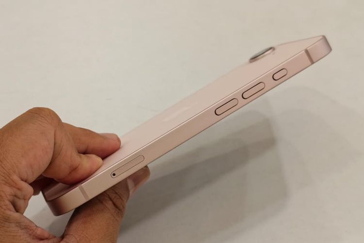 iPhone 17e, Soft Pink, Apple, Saya Cowok tapi Pakai iPhone 17e Soft Pink, Ini yang Dirasakan, Butuh casing agar aman, Ringan dan nyaman dipakai, Layar lega dan cukup terang, Ponsel cantik dengan sedikit kompromi