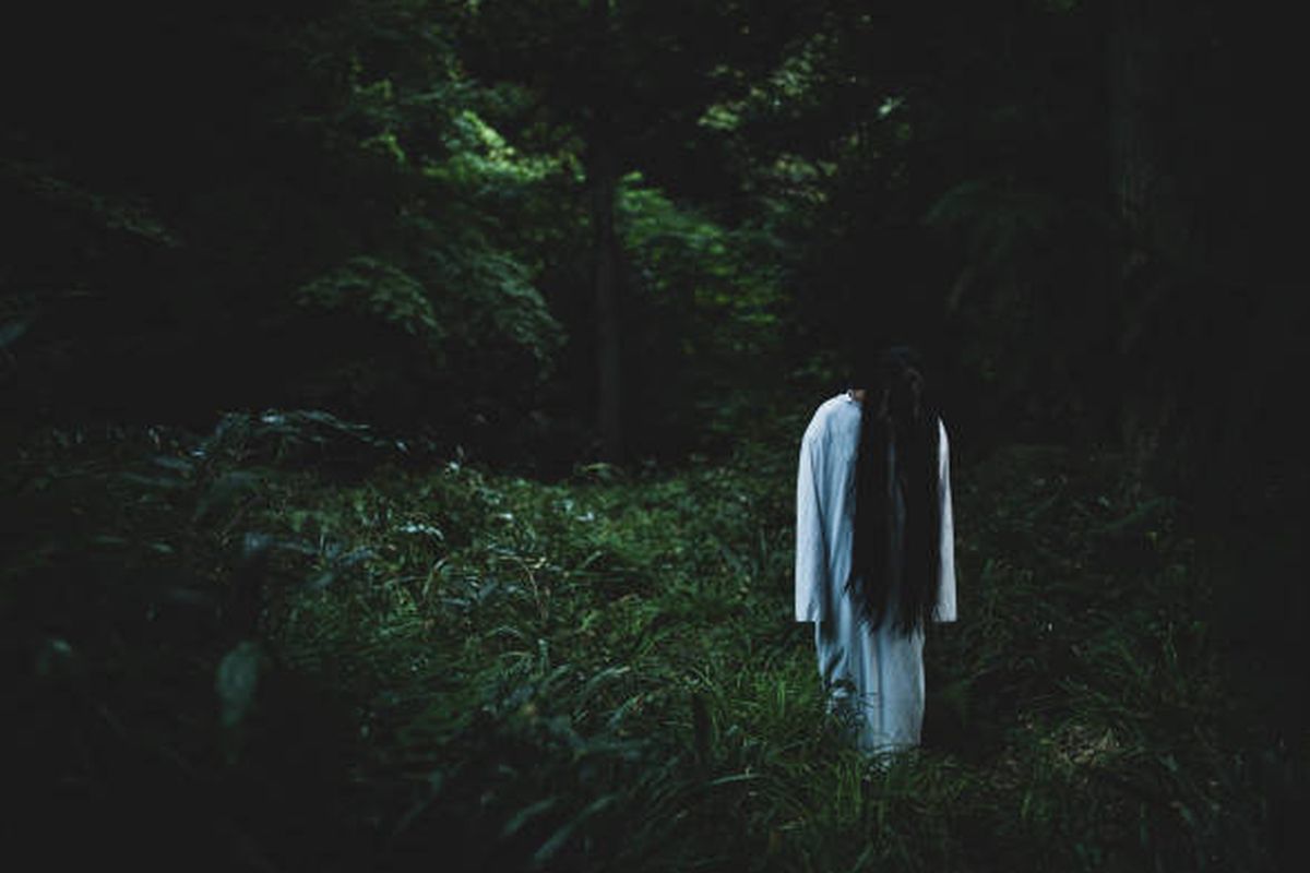 Lingsir Wengi, Kuntilanak, kisah kuntilanak, sejarah kuntilanak, urban legend indonesia, hantu wanita, hantu wanita indonesia, legenda hantu, cerita rakyat Indonesia, lirik lingsir wengi, legenda kuntilanak, legenda hantu kuntilanak, Fakta dan Asal-usul Kuntilanak, Hantu Ikonik Indonesia yang Menjadi Urban Legend Asia Tenggara, Asal-usul Kuntilanak dari Kalimantan Barat, Kuntilanak dan Kaitannya dengan Ibu Hamil, Kepercayaan dan Cara Menangkal Kuntilanak, Dendam terhadap Lelaki dan Kisah Tragis, Kuntilanak di Negara Lain
