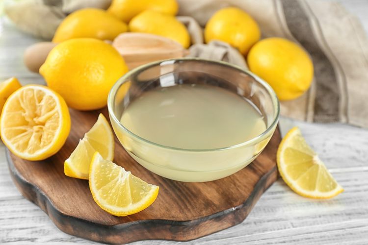 cara menyimpan lemon agar awet, cara menyimpan lemon yang sudah dipotong, lemon awet berbulan bulan, trik simpan buah di kulkas, Cara Simpan Lemon Berbulan-bulan, Airnya Tetap Melimpah, 1. Simpan lemon di suhu ruang, 2. Taruh lemon utuh di kulkas, 3. Bungkus lemon yang sudah dipotong, 4. Simpan jus lemon, 5. Bekukan lemon utuh atau irisan
