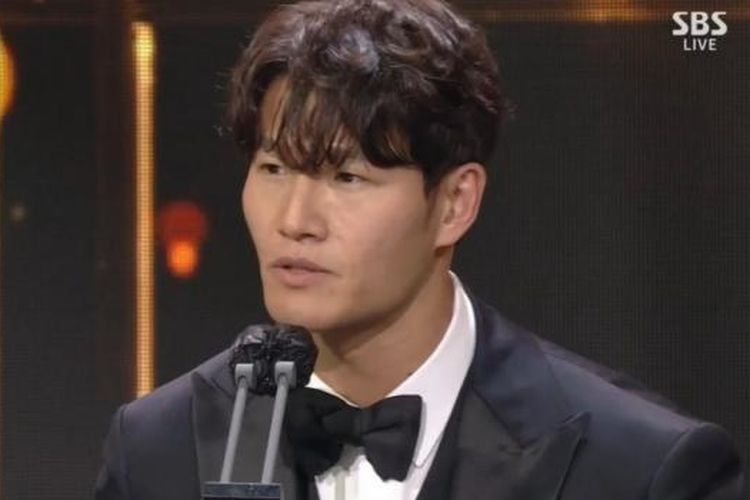 Kim Jong Kook, kim jong kook menikah, Kim Jong Kook Running Man, kim jong kook wife, fakta pernikahan kim jong kook, 7 Fakta Pernikahan Privat Kim Jong Kook, Yoo Jae-suk Jadi MC, 1. Digelar secara rahasia, 2. Yoo Jae Suk jadi MC, 3. Mengumumkan rencana pernikahan sejak Agustus, 4. Identitas mempelai wanita dirahasiakan, 5. Aturan ketat untuk tamu undangan, 6. Unggahan pertama pasca-menikah bikin heran, 7. Dihadiri sahabat selebritas