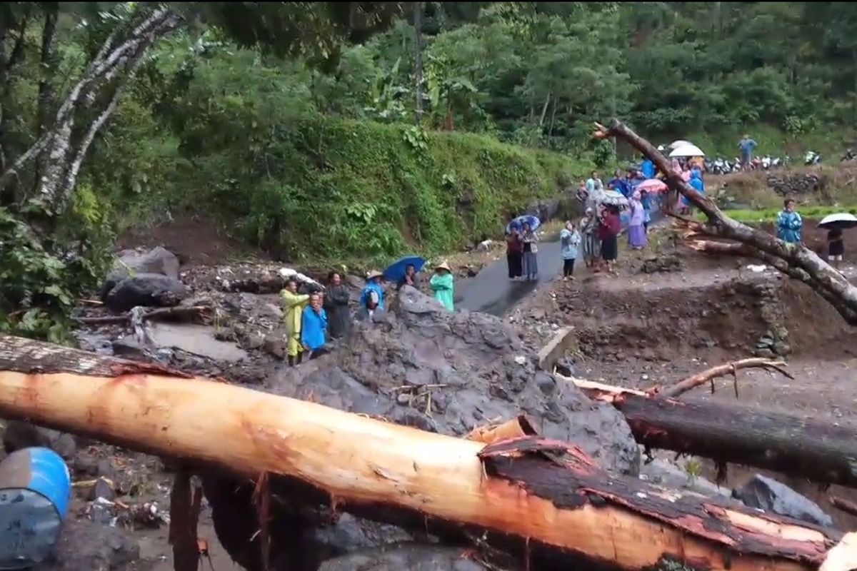 Sungai Tempuran Meluap Imbas Hujan Lebat, Banjir Bandang dan Longsor Landa Wilayah Jepara, Mengapa Sungai Tempuran Meluap dan Menyebabkan Banjir Bandang?, Wilayah Mana Saja yang Terdampak Banjir?, Langkah Darurat Apa yang Dilakukan Pemerintah?, Bagaimana Kondisi Longsor di Wilayah Jepara?