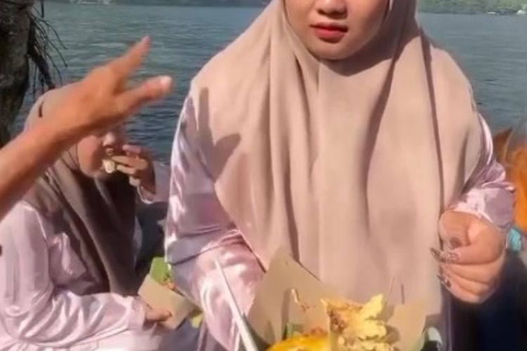 Magetan, pecel, viral, Telaga Sarangan, Viral Wisatawan Telaga Sarangan Ditegur karena Beli Pecel di Pedagang Keliling, Ternyata Begini Faktanya, Pemilik Warung Ungkap Kronologi Kejadian, Alasan Painem Menegur Wisatawan dan Pedagang Pecel, Buntut Video Viral, Satpol PP Turun Tangan, Isi Video yang Viral di Media Sosial