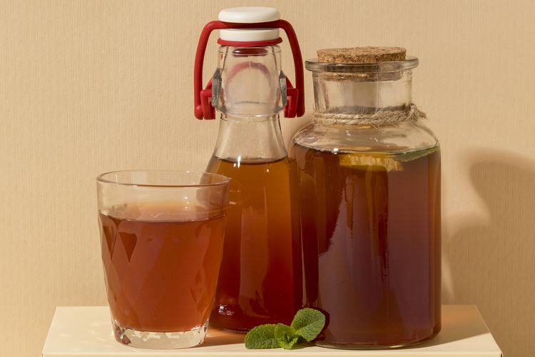 ilustrasi teh kombucha, 1. Kimchi, 2. Kombucha, 4. Cottage cheese kultur, 5. Kefir, 6. Sauerkraut, 7. Natto