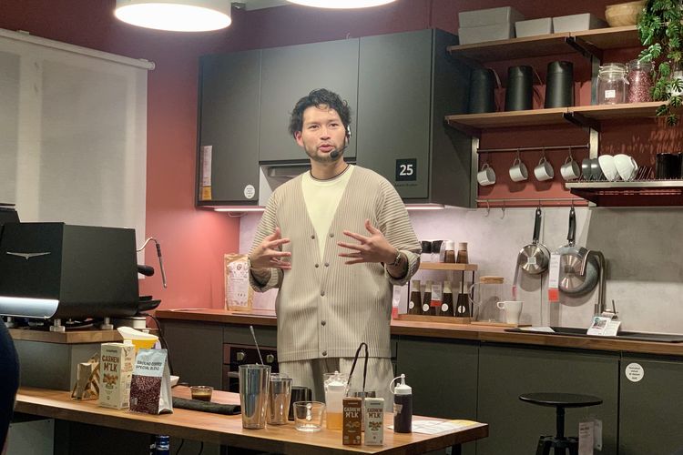 Resep es kopi susu, Mikael Jasin, dubai chocolate, resep es kopi susu biskuit, Resep Es Kopi Susu Biskuit ala Barista Juara Dunia, Cuma 5 Bahan