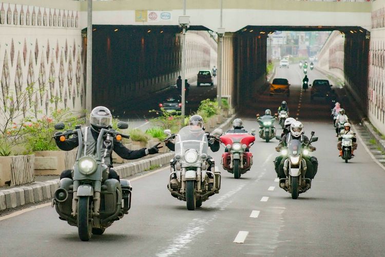 komunitas motor, tindakan arogan, etika touring, citra publik, Touring Bukan Ajang Arogansi, Begini Etika Konvoi yang Benar, Apa yang Terjadi Setelah Viral?, Mengapa Aksi Touring Kadang Menjadi Negatif?, Bagaimana Seharusnya Etika Touring?, Apa yang Harus Dilakukan Saat Ingin Mendahului?