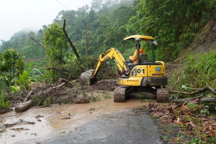 Hujan Masih Tinggi hingga Februari 2026, BMKG Peringatkan Ancaman Banjir dan Longsor di Jawa Tengah, Bagaimana kondisi hari tanpa hujan di Jawa Tengah?, Bagaimana gambaran curah hujan pada awal Januari 2026?, Wilayah mana yang diprakirakan mengalami hujan lebih rendah?, Di mana potensi hujan tinggi hingga sangat tinggi?