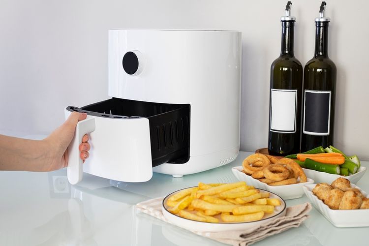 microwave, Rice Cooker, air fryer, cara memasak, nutrisi makanan, gizi makanan, dokter spesialis gizi klinik, cara memasak pakai air fryer, cara mematangkan pakai microwave, bagaimana teknik memasak yang benar, kualitas gizi pada makanan, teknik memasak, Masak Pakai Air Fryer atau Microwave Bisa Turunkan Gizi Makanan? Simak Jawaban Pakar, Microwave: Hindari panas berulang, Air Fryer: Kendalikan suhu, jangan berlebihan, Rice cooker: Nasi Jangan ditinggal panas terlalu lama, Cara memasak apa yang lebih ramah gizi? 