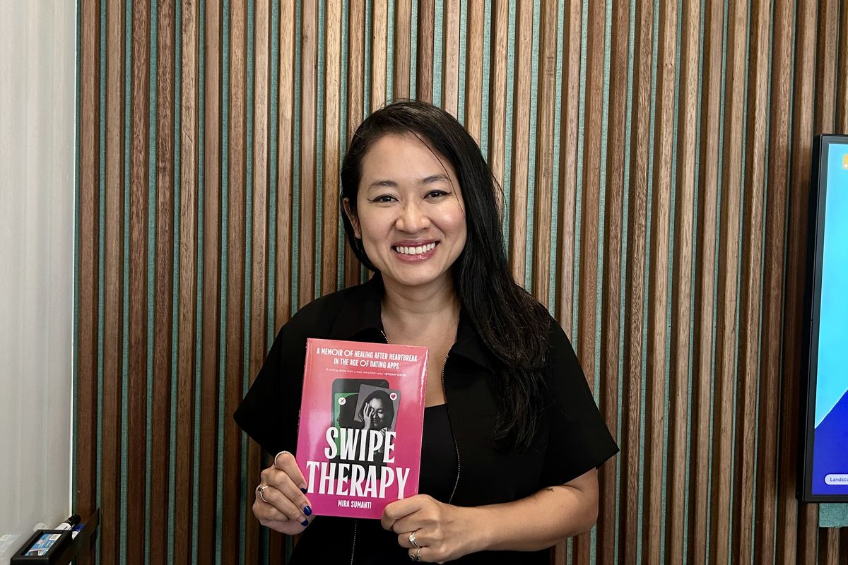 buku Swipe Therapy, Kisah Mira Sumanti Gagal Menikah, Bangkit Lewat Dating App hingga Menemukan Jati Diri, Ketika karier membawa hubungan ke ujian besar, Lima minggu sebelum pernikahan, semua berubah, Mencari distraksi hingga menemukan proses healing, Menulis luka menjadi sebuah buku