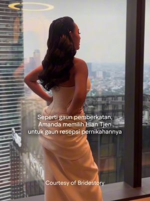 Kenny Austin, Amanda Manopo, Hian Tjen, Amanda manopo dan kenny austin, pernikahan Amanda Manopo dan Kenny Austin, style pernikahan amanda manopo, resepsi amanda manopo, 7 Style Resepsi Amanda Manopo dan Kenny Austin, Serasi dan Menawan, 1. Gaun pengantin klasik rancangan Hian Tjen, 2. Cape bunga tiga dimensi, 3. Bouquet bunga merah marun yang kontras, 4. Rambut bergelombang lembut saat resepsi, 5. Makeup flawless oleh Bennu Sorumba, 6. Perhiasan minimalis bernuansa timeless, 7. Kenny Austin dalam tuxedo hitam klasik
