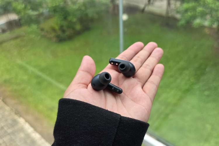 Samsung, Galaxy Buds 4 Pro, earbuds, Saya Tak Selalu Nyaman Pakai Earbuds, Tapi Galaxy Buds 4 Pro Beri Pengalaman Berbeda..., Nyaman dipakai berjam-jam, ANC lebih kedap, tapi tidak "menekan", Suara lebih halus, ringan, jelas, natural, Gestur responsif dan mudah dikontrol, Daya tahan baterai cukup lama, Kesimpulan
