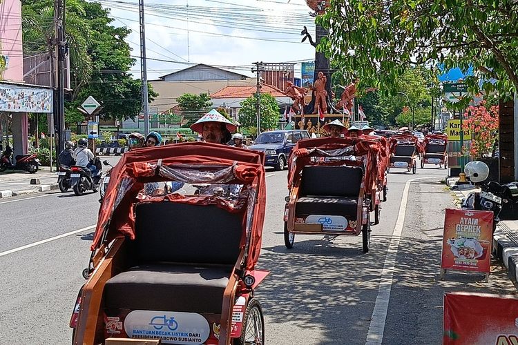 becak listrik, BERITA FOTO: Penampakan Becak Listrik Bantuan Presiden Prabowo, Produksi becak listrik, Komitmen penggunaan teknologi listrik, Pengemudi becak usia lanjut, Realisasi program becak listrik di daerah, Dampak positif keberadaan becak listrik, Meringankan beban fisik tukang becak