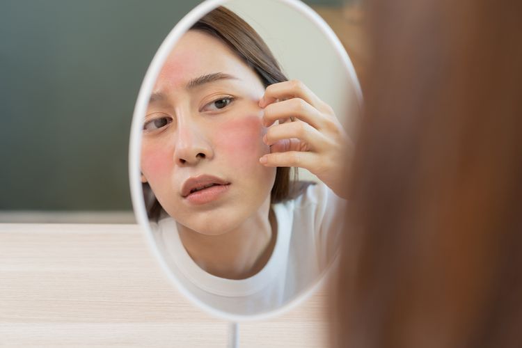penuaan dini, cara pakai skincare, cara pakai skincare yang benar, kesalahan menggunakan skincare, cara mengoles skincare yang benar, kesalahan skincare penyebab jerawat, penuaan dini kulit wajah, Pakai Skincare Terlalu Kasar Bikin Kulit Kendur dan Berjerawat, Benarkah?, Terlalu kasar menggunakan skincare bisa percepat penuaan, Mengapa bisa merusak kulit?, Kulit bisa kemerahan dan iritasi, Bikin jerawatan dan memperparah jerawat yang sudah ada