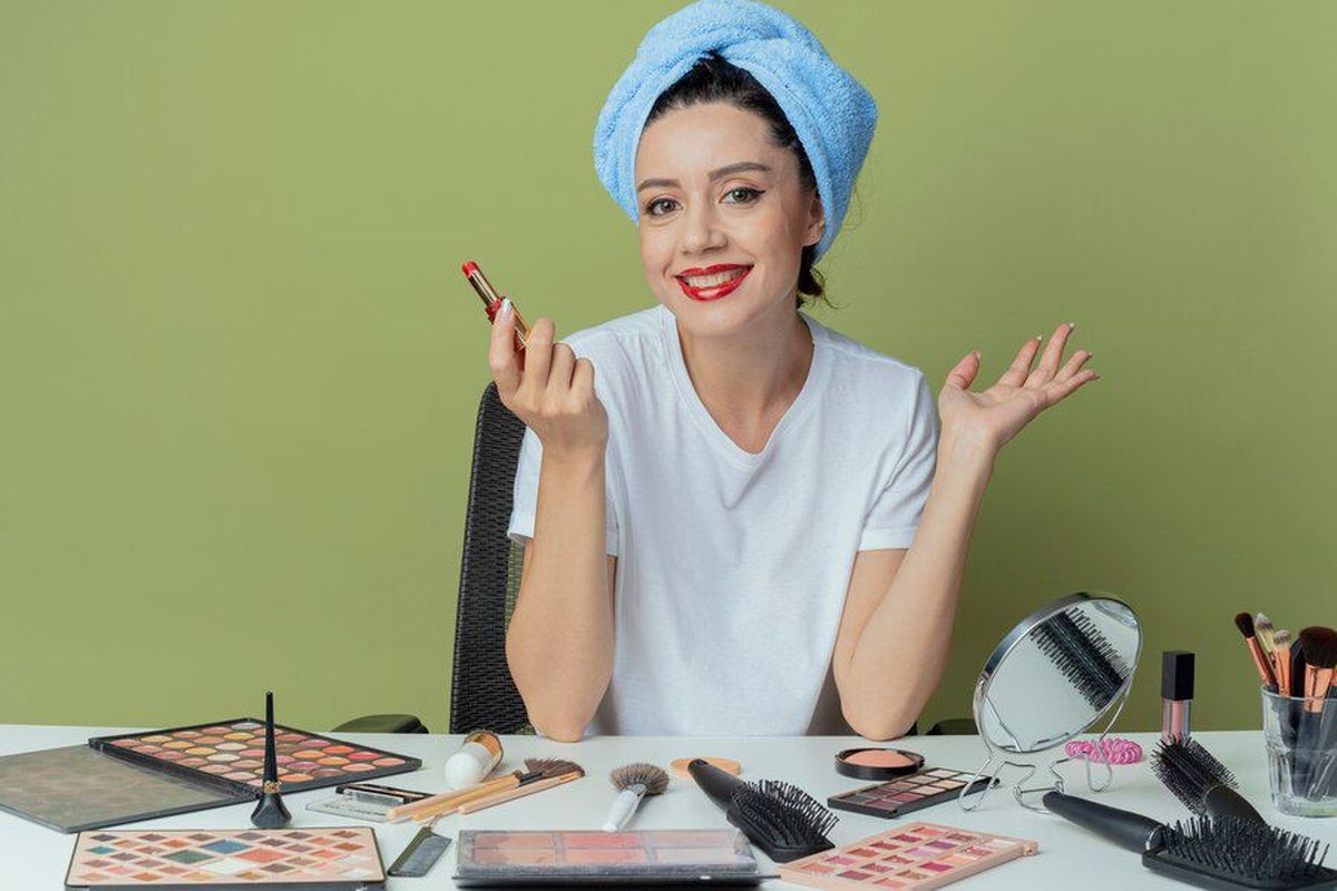 Makeup cakey, makeup cakey, tips mengatasi makeup cakey, cara mengatasi makeup cakey saat lebaran, make up cakey, 4 Tips Mengatasi Makeup Cakey saat Cuaca Panas, Ada Trik Uap Muka, 1. Tidak perlu menghapusnya , 2. Gunakan setting spray, 3. Gunakan kuas makeup , 4. Uap muka