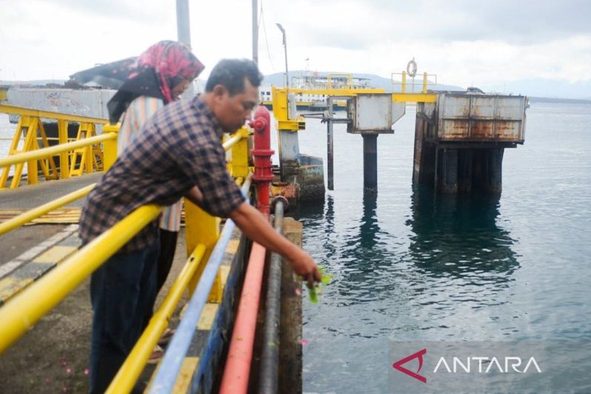 KMP Tunu Pratama Jaya, Selat Bali, Ketapang, Jawa Timur, selat bali, Keluarga Korban KMP Tunu Pratama Jaya Tabur Bunga di Selat Bali