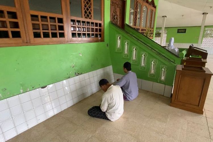 wisata religi, libur Lebaran, 5 Desa Wisata Religi dengan Tradisi Ziarah Syawal untuk Libur Lebaran, 1. Desa Wisata Religi Astana, Kabupaten Cirebon, 2. Desa Wisata Alamendah, Kabupaten Bandung, 3. Desa Wisata Nyatnyono, Kabupaten Semarang, 4. Desa Wisata Kuin Utara, Banjarmasin, Kalimantan Selatan  , 5. Desa Kadilangu, Kabupaten Demak