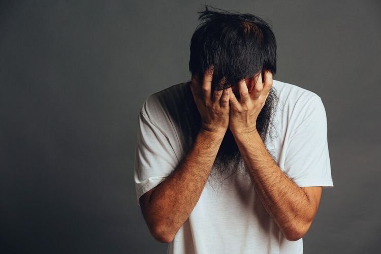 emotional flooding, tekanan emosi, marah, Tiba-tiba Tidak Bisa Berpikir Saat Marah? Bisa Jadi Ini Emotional Flooding, Emotional flooding terjadi saat otak sulit mengatur emosi, Berbeda dari marah atau sedih biasa, Peran otak dalam kondisi ini, Setiap orang bisa mengalami dengan cara berbeda, Cara menenangkan diri saat emotional flooding, Penting mengenali tanda sejak awal