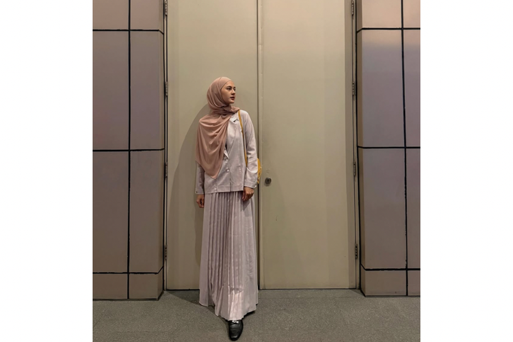 Inspirasi outfit hijab, Gaya Hijab Paula Verhoeven, ootd paula verhoeven, inspirasi outfit hijab, outfit paula verhoeven, style paula verhoeven, 5 Gaya Modest Paula Verhoeven, Elegan dan Stylish dalam Balutan Hijab, Nuansa nude, Gamis nuansa monokrom, Business casual, Earth tone, Look profesional