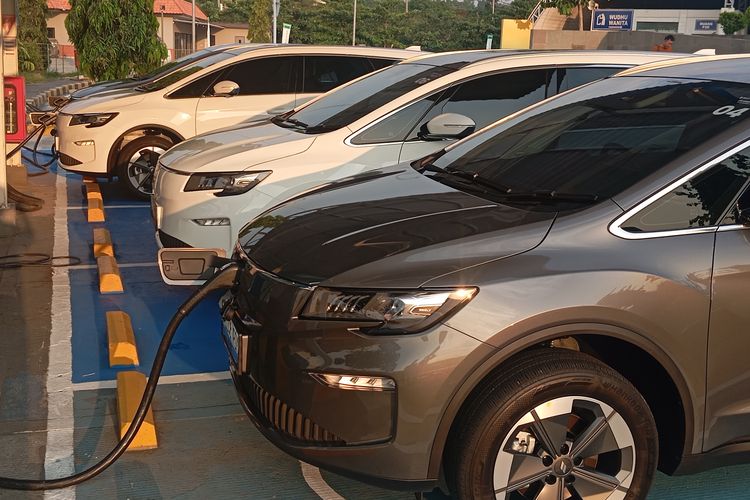 otomotif, tes mobil, test drive, Pengisian Daya Kendaraan Listrik, Aletra, pengisian daya EV, Aletra L8, Aletra L8 EV, Aletra Mobil Nusantara, Perjalanan Jakarta-Magelang, Aletra L8 Butuh 2 Kali Isi Daya
