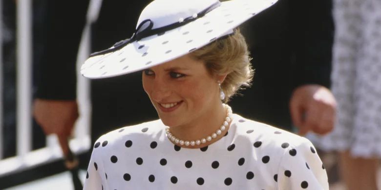 Raja Charles, Pangeran Charles, Camilla Parker Bowles, revenge dress, Putri Diana, pangeran charles camilla, Camilla Parker Bowles jadi permaisuri, Lady Diana, revenge dress diana, Patung Lilin Putri Diana dengan Revenge Dress Dipajang di Paris, Ini Maknanya, Sejarah di balik revenge dress Putri Diana, Makna di balik tanggal 20 November, Dikerjakan berbulan-bulan di Bengkel Grevin, Putri Diana lebih dari sekadar bangsawan