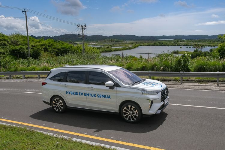 Gaikindo Jakarta Auto Week 2025, Auto2000, Anton Jimmy Suwandi, Toyota Veloz Hybrid, Distribusi Veloz Hybrid Oleh Auto2000 400 Unit dalam Dua Pekan