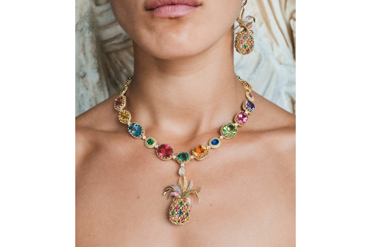 Paris Couture Week 2025, paris couture week 2025, tren paris couture week, tren perhiasan Paris Couture Week 2025, perhiasan unik di Paris Couture Week 2025, jewelry Paris Couture Week 2025, 5 Tren Perhiasan di Paris Couture Week 2025, Ada Tas Berhias Permata, 1. Choker opal, 2. Tas jadi perhiasan, 3. Material tak biasa, 4. Batu kuning langka, 5. Buah segar dan satwa eksotis jadi inspirasi