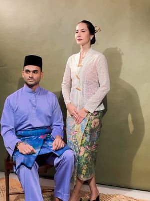 Anniversary photoshoot, Pevita Pearce, Mirzan Meer, inspirasi kebaya, anniversary photoshoot, pevita pearce dan mirzan meer, 5 Gaya Pevita Pearce dan Mirzan Meer Saat Anniversary Photoshoot, Nuansa Tradisional, 1. Kebaya putih dan rok batik, 2. Pose formal ala zaman dulu, 3. Sentuhan Melayu, 4. Kebaya janggan hitam, 5. Proses darkroom dengan kamera klasik