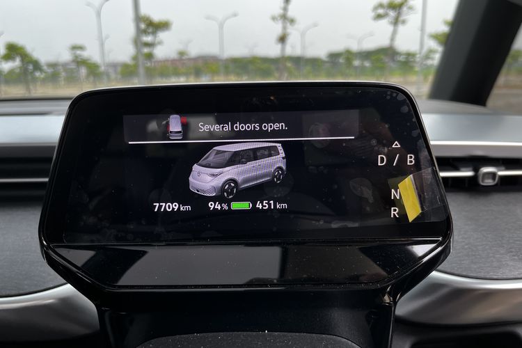 VW ID. Buzz, regenerative braking, mobil listrik, pengalaman berkendara, Mengemudikan VW ID. Buzz: Pengalaman Unik Mobil Listrik Minibus, Kabin Sederhana tapi Fungsional, Posisi Duduk Mirip Minibus, Performa: Enteng untuk Mobil Besar, Regenerative Braking, Performa &amp; Baterai