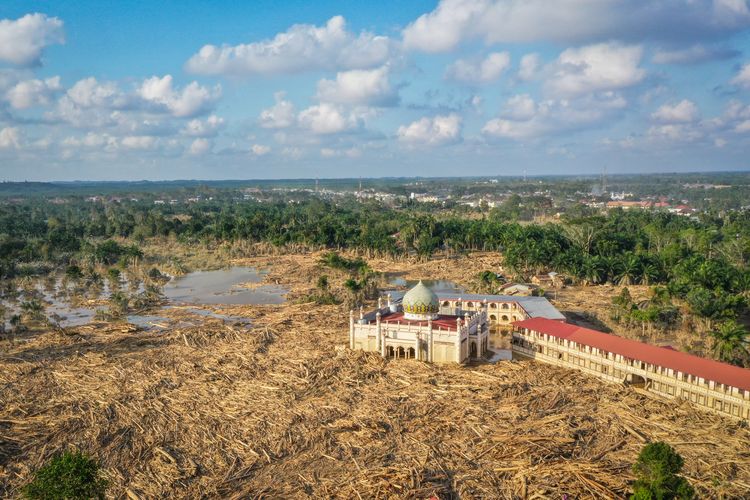 banjir aceh, Berita Foto, banjir Aceh Tamiang, banjir aceh tamiang hari ini, banjir aceh 2025, kayu gelondongan di banjir sumatera, berita foto banjir sumatera, kayu gelondongan sumatera, kayu gelondongan menumpuk, BERITA FOTO: Banjir Bandang Sisakan Tumpukan Kayu yang Kepung Desa-desa di Aceh Tamiang, Apa Penyebab Warga Terisolasi Setelah Banjir Bandang?, Wilayah Mana Saja yang Masih Sulit Dijangkau?, Bagaimana Jalur Bantuan Bisa Masuk ke Wilayah Terdampak?, Apakah Bantuan Sudah Tersalurkan ke Pengungsi?