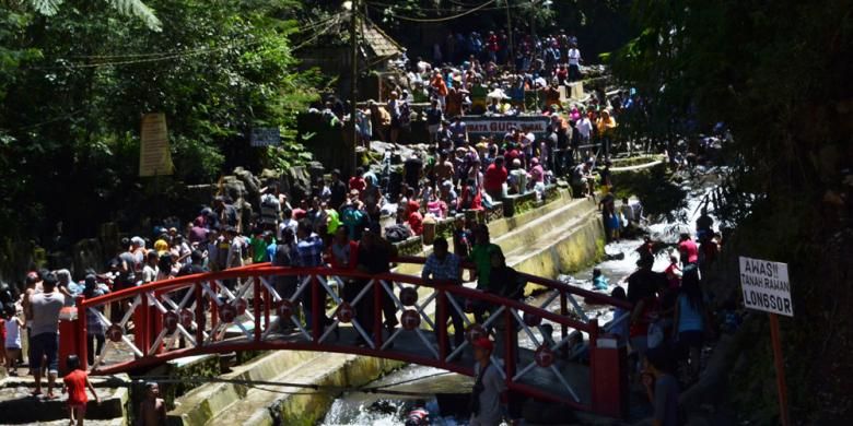 BERITA FOTO: Beda Sebelum dan Sesudah Kawasan Wisata Guci Tegal Diterjang Banjir Bandang, Bagaimana Kondisi Terkini Kawasan Pancuran 13 Guci?, Apa Penyebab Banjir Bandang di Kawasan Guci?, Seberapa Besar Dampak Kerusakan yang Ditimbulkan?, Bagaimana Proses Evakuasi dan Penanganan di Lokasi?, Apa yang Terlihat dari Rekaman Warga di Lapangan?