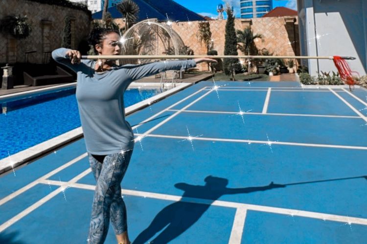 Krisdayanti, wushu, kris dayanti wushu, kris dayanti trenggono mencintaimu, kris dayanti saat latihan wushu, world kungfu championships 2025, kris dayanti raih medali perak, 7 Gaya Kris Dayanti Saat Latihan Wushu, Anggun dan Energik, 1. Kostum merah bermotif naga, 2. Seragam pink Shanghai, 3. Setelan modern dan kipas lipat, 4. Busana fuchsia dengan bordir emas, 5. Gaya sporty, 6. Kostum merah marun, 7. Nuansa abu-abu dengan tombak wushu