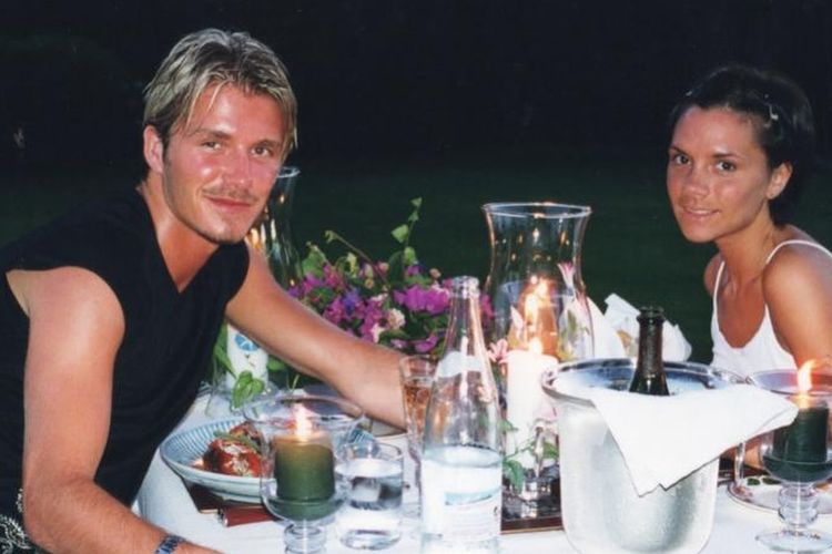 Victoria Beckham, David Beckham, Victoria Beckham dan David Beckham anniversary, anniversary Victoria dan David Beckham, pernikahan Victoria dan David Beckham, 26 Tahun Pernikahan, Victoria dan David Beckham Bagikan Momen Romantis, David Beckham tak kalah romantis, Perjalanan cinta Victoria dan David, Menggelar pernikahan intimate, Gaun yang memukau