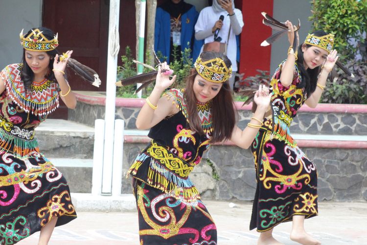 tari burung enggang, tari Burung Enggang, Tari Burung Enggang, PM China Li Qiang, Prabowo sambut pm China, Tari Burung Enggang, Pertunjukan Budaya Saat Prabowo Sambut PM Li Qiang, Asal usul dan fungsi tari burung enggang, Makna simbolis tari burung enggang, Gerakan tari burung enggang, Kostum dan properti tari burung enggang