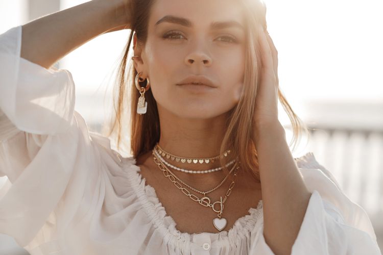 4 Tips Memilih Kalung Sesuai Bentuk Leher Busana agar Elegan, 1. Pilih kalung statement untuk busana strapless atau sweetheart, 2. Gunakan pendant yang mengikuti bentuk V-neck, 3. Hindari kalung pada busana berleher tinggi, 4. Busana halter lebih menonjol tanpa kalung