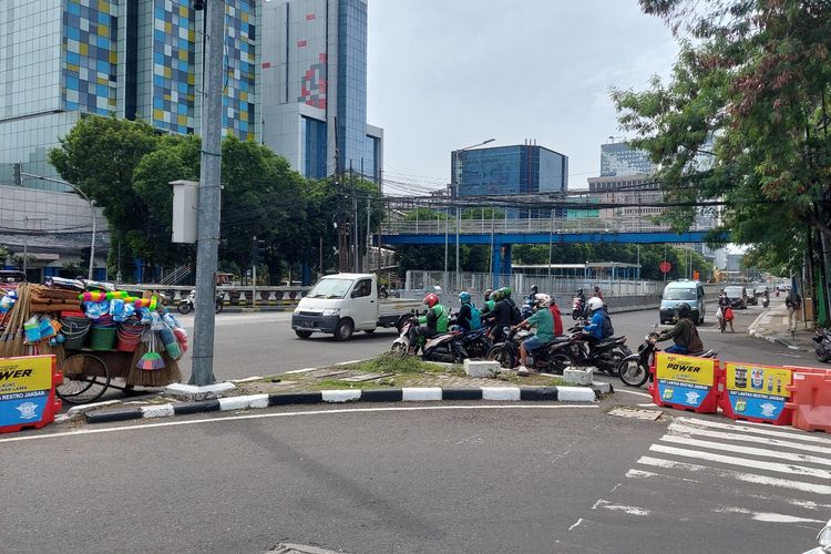 mendahului kendaraan, kecelakaan, batas kecepatan, Kecelakaan Bus di Kediri, Ini Aturan Mendahului dan Batas Kecepatan di Kota