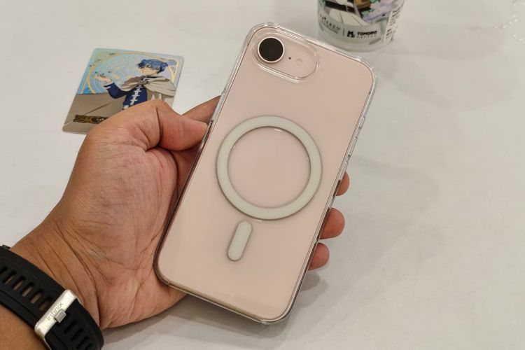 iPhone 17e, Soft Pink, Apple, Saya Cowok tapi Pakai iPhone 17e Soft Pink, Ini yang Dirasakan, Butuh casing agar aman, Ringan dan nyaman dipakai, Layar lega dan cukup terang, Ponsel cantik dengan sedikit kompromi