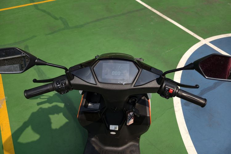 Sprinto, desain, motor listrik, Desain Indomobil Emotor Sprinto: Skutik Listrik Gaya Konvensional, Lekukan Bodi Samping dan Akomodasi Dek, Buritan yang Terasa Generik, Fitur Layar Sentuh dan Kompartemen Depan, Kapasitas Bagasi di Bawah Jok, Kesimpulan